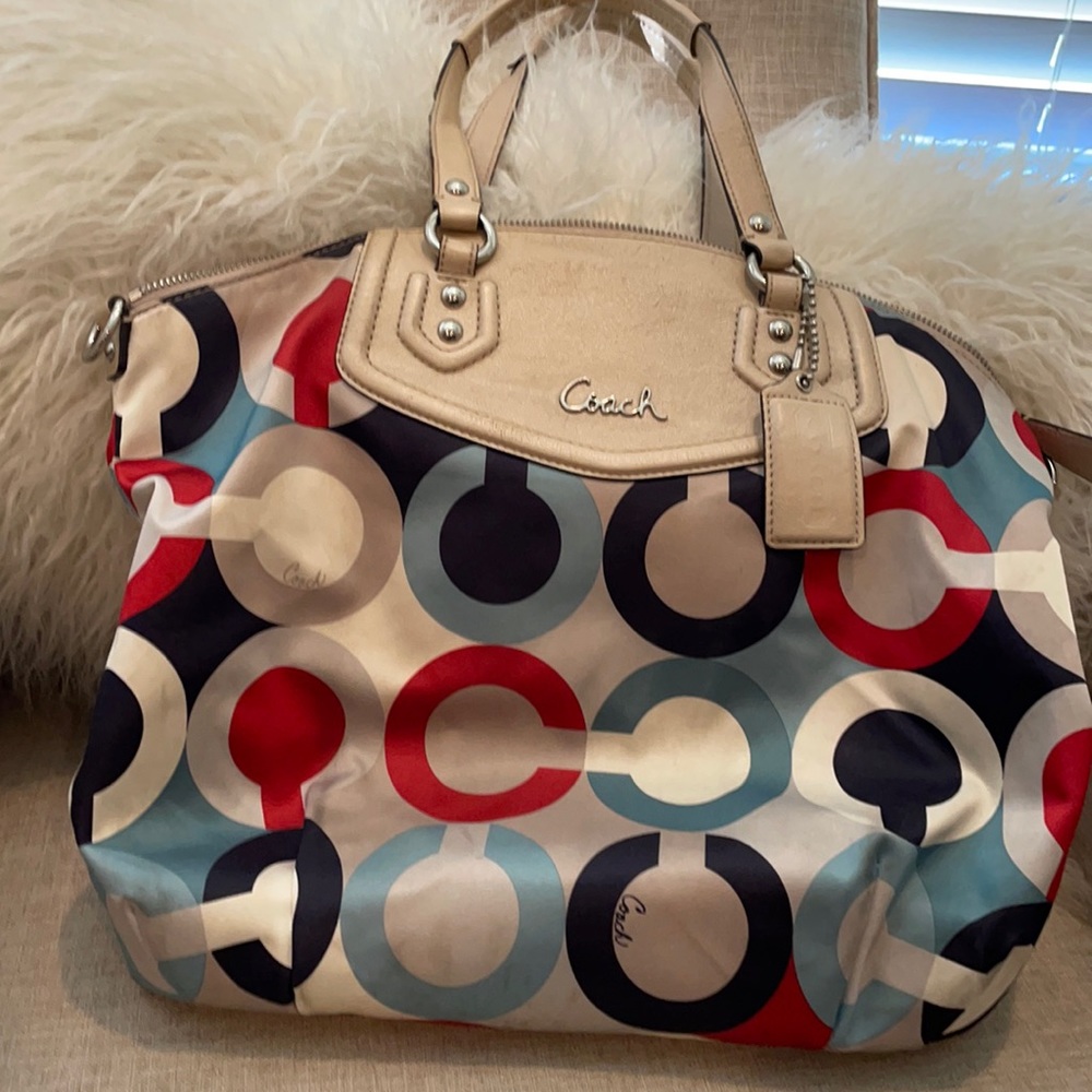 Good conditioned purse. Awesome colors!
